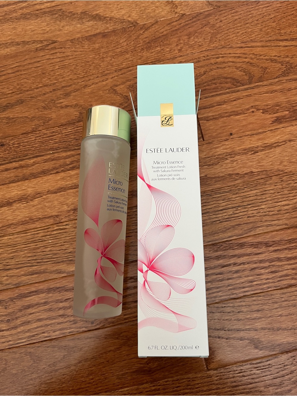 Brand new Estee Lauder Micro Essence Treatment Lotion Toner Fresh with Sakura